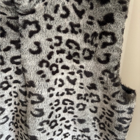 Leopard Print Faux Fur Vest Zipper Closure Side Pockets Black and Greyish - Picture 3 of 7